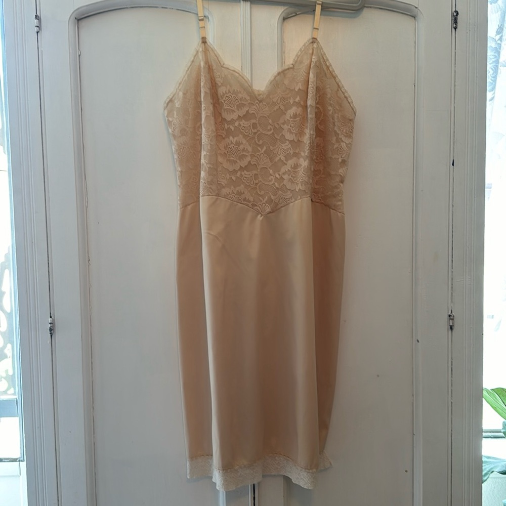 Vintage 1940s vanity fair lace slip